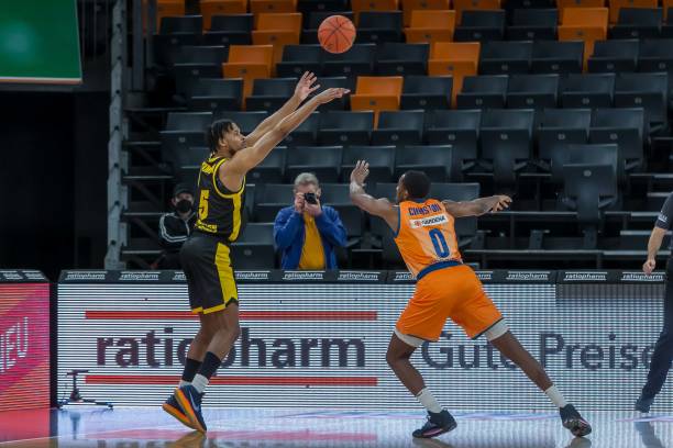 席恰恰在本 席恰恰在本